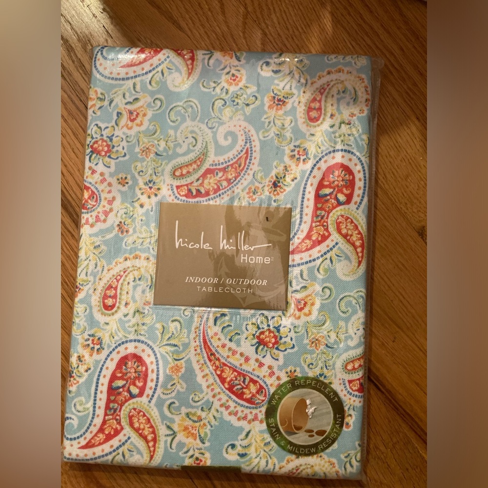 Nicole Miller Indoor Outdoor Tablecloth 52” x 70” Paisley NIP